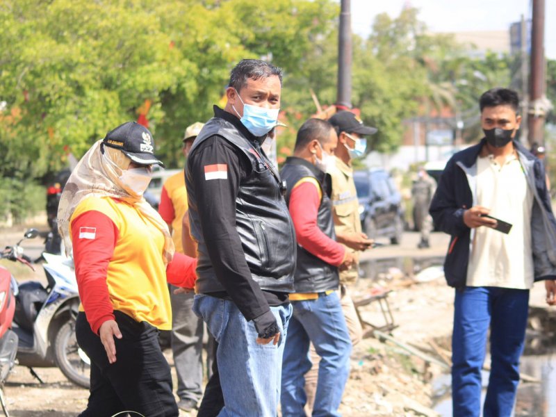 Wakil Wali Kota Bekasi, Tri Adhianto meninjau titik rawan banjir di Kota Bekasi (15/9/2021)