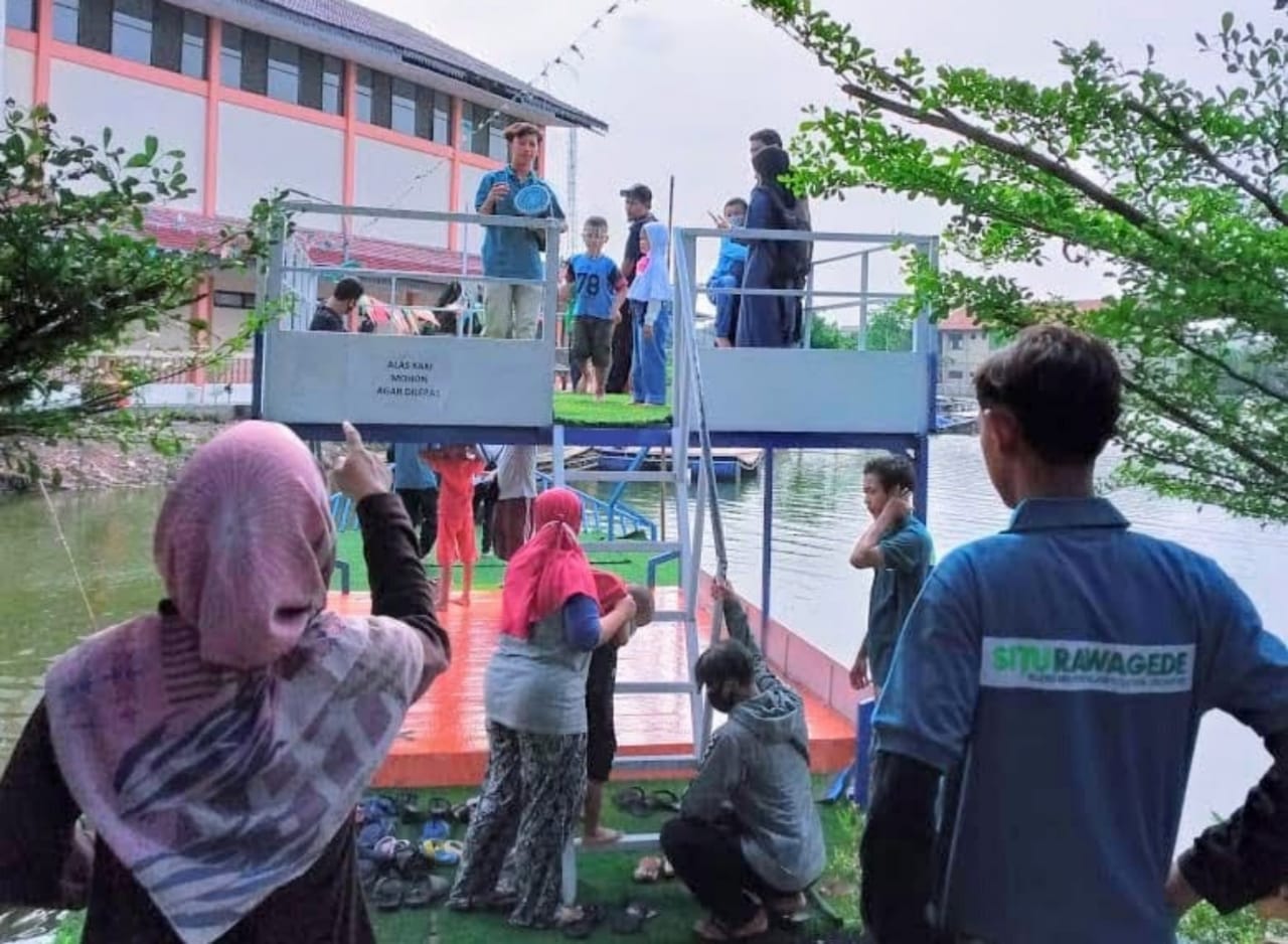 Wisatawan Berlibur di Situ Rawa Gede Bekasi