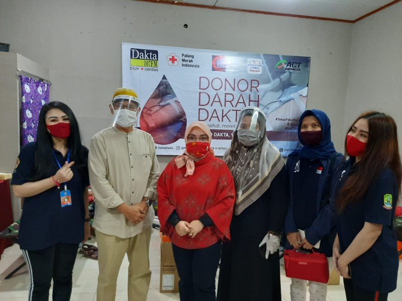 Wiwiek Hargono (tengah) usai menjalani donor darah di Radio Dakta