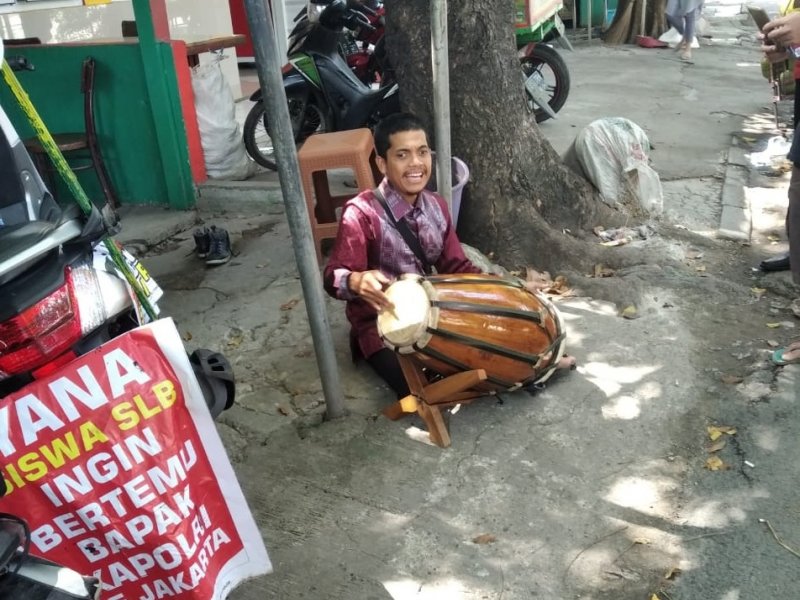 Yana penyandang disabilitas yang ingin bertemu Kapolri Idham Azis saat singgah di Bekasi