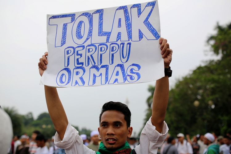 akis tolak Perppu Ormas