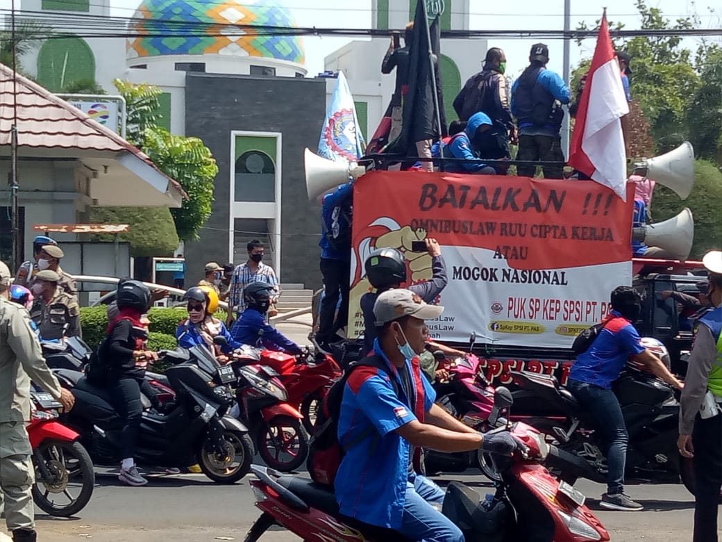 aliansi buruh menggelar demo di DPRD Kota Bekasi