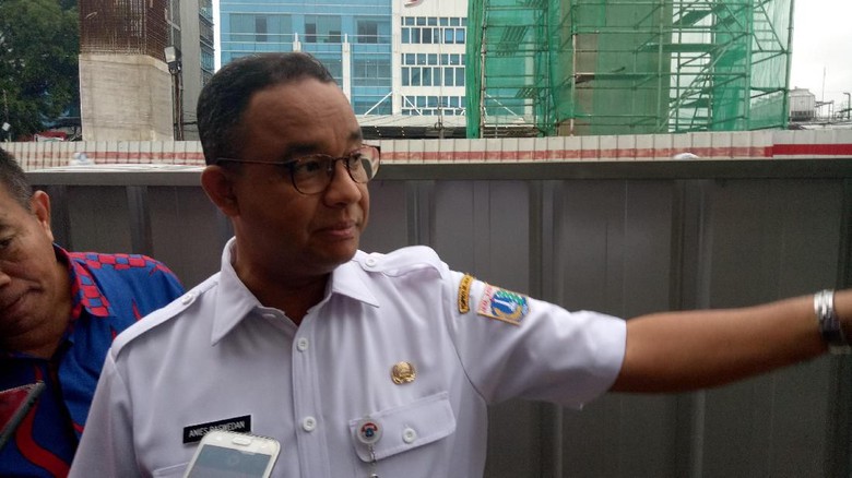 anies baswedan saat meninjau banjir