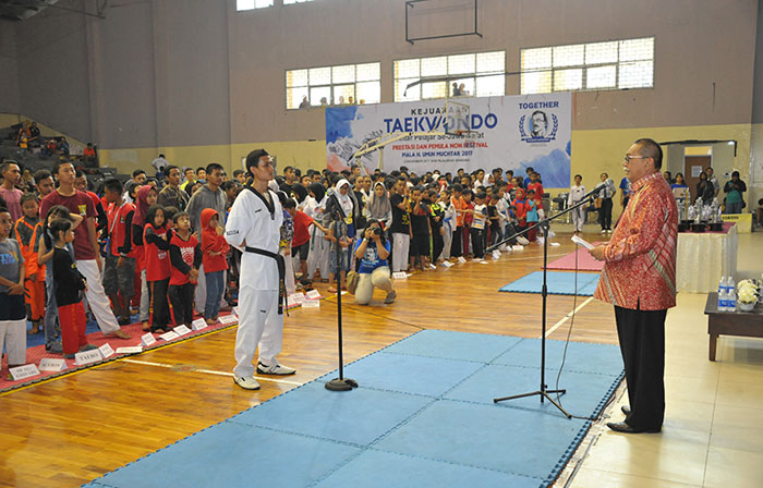 deddy mizwar beri penghargaan untuk atlet taekwondo