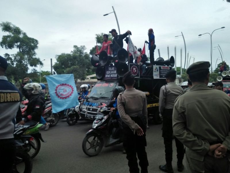 Demo Buruh di Jalan Ahmad Yani samping Pemkot Bekasi