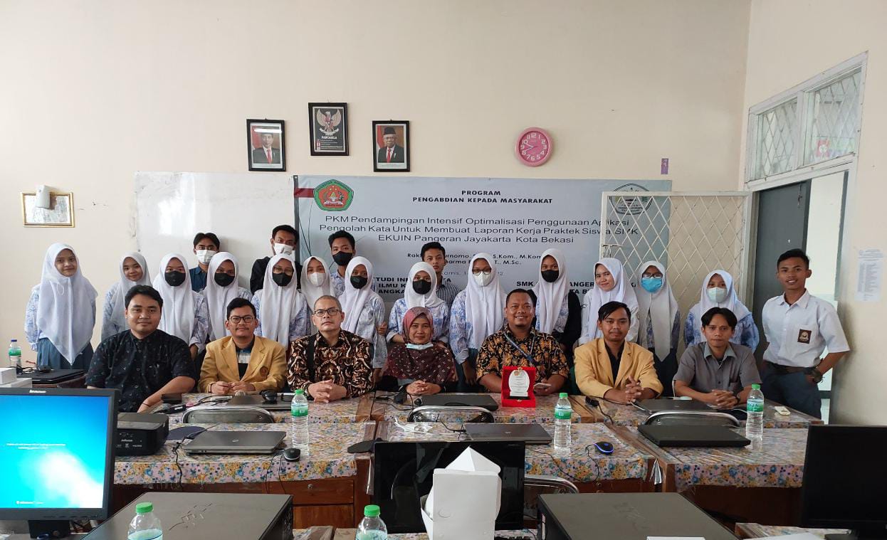 foto bersama disela kegiatan pengabdian masyarakat di SMK EKUIN Pangeran Jayakarta Kota Bekasi