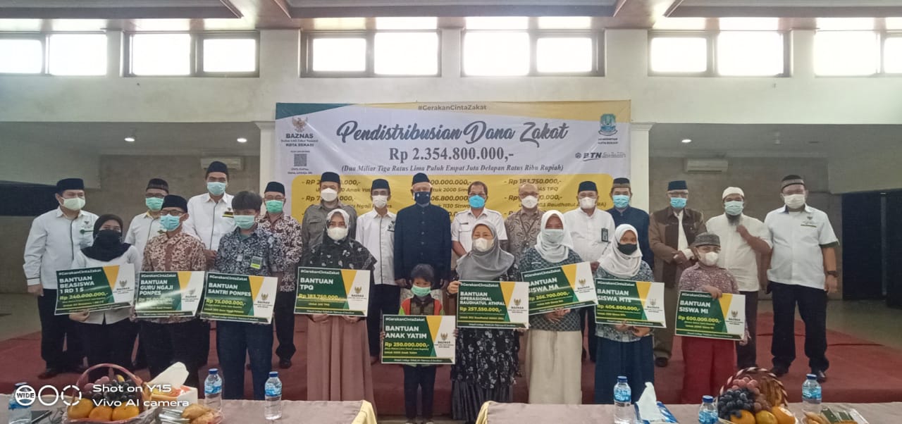 foto bersama penerima manfaat pendistribusian dana zakat Kota Bekasi