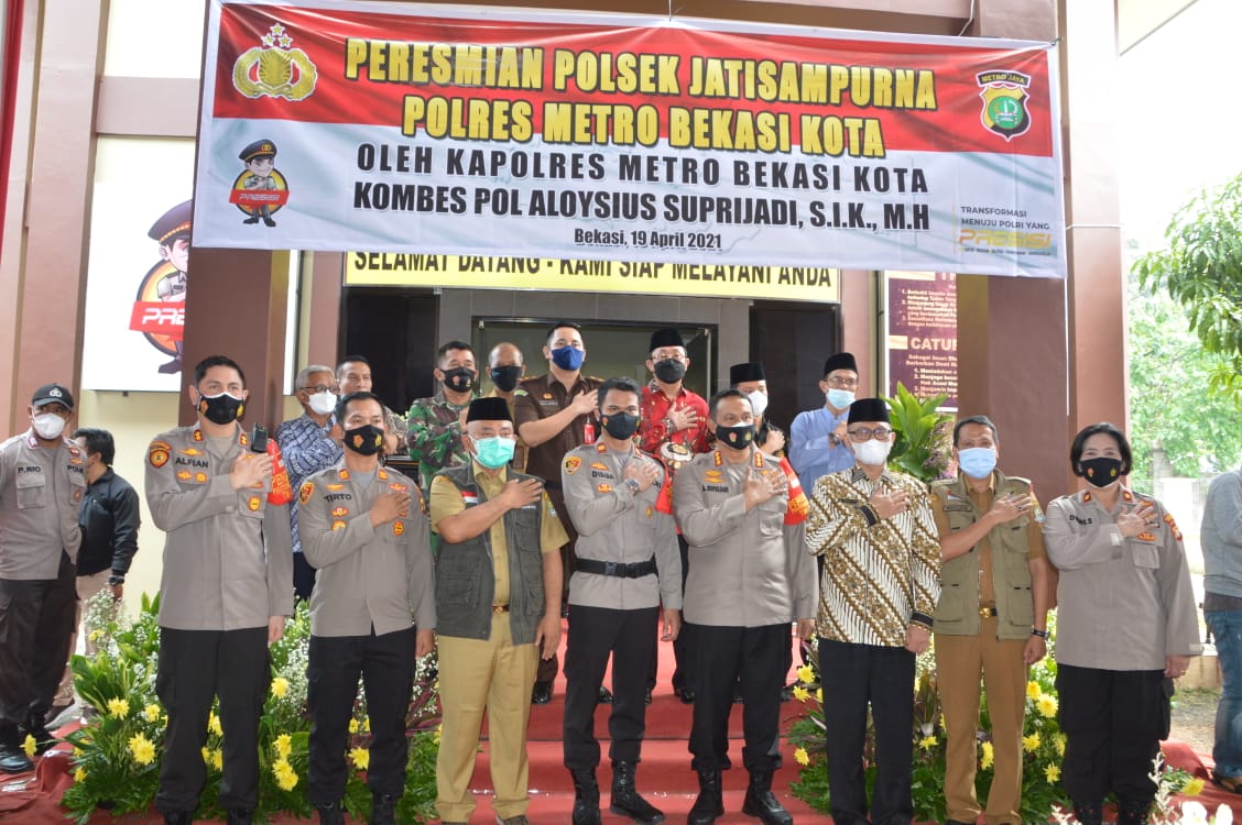 foto bersama usai peresmian Polsek Kecamatan Jatisampurna