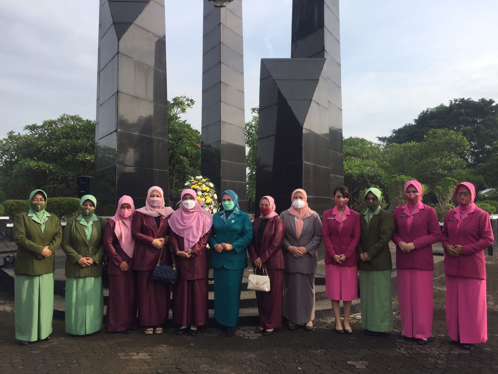 foto bersama usai tabur bunga di TMP Bulak Kapal Kota Bekasi