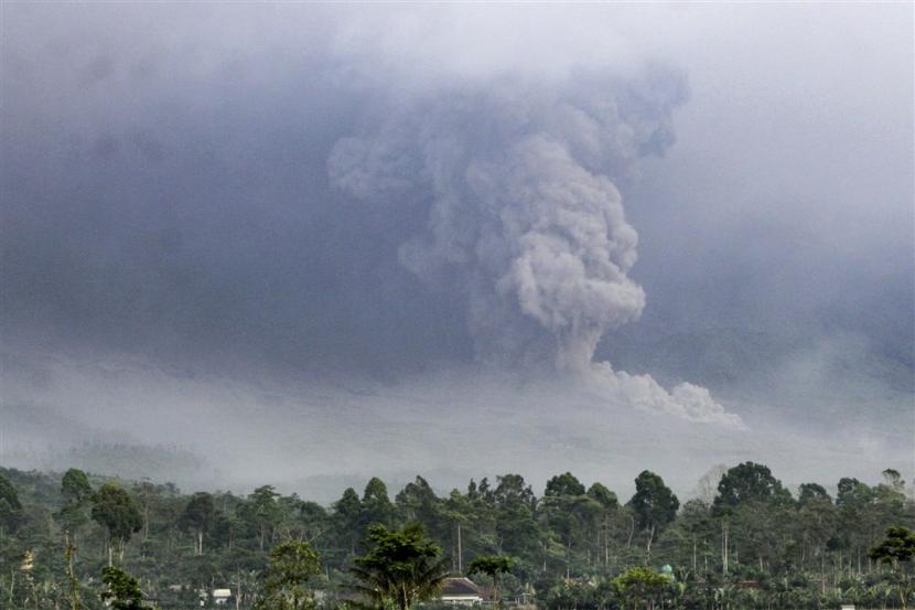 gunung semeru memuntahkan material vulkanik ke udara