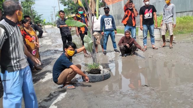 Jalan Rusak Tak Kunjung Diperbaiki Warga Serang Baru Kabupaten Bekasi