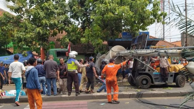 kecelakaan truk trailer maut di bekasi 1 169