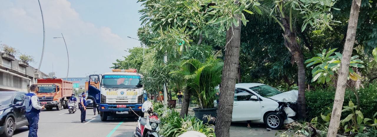 kecelakaan tunggal mobil Avanza di Jl.A.Yani.foto Dakta