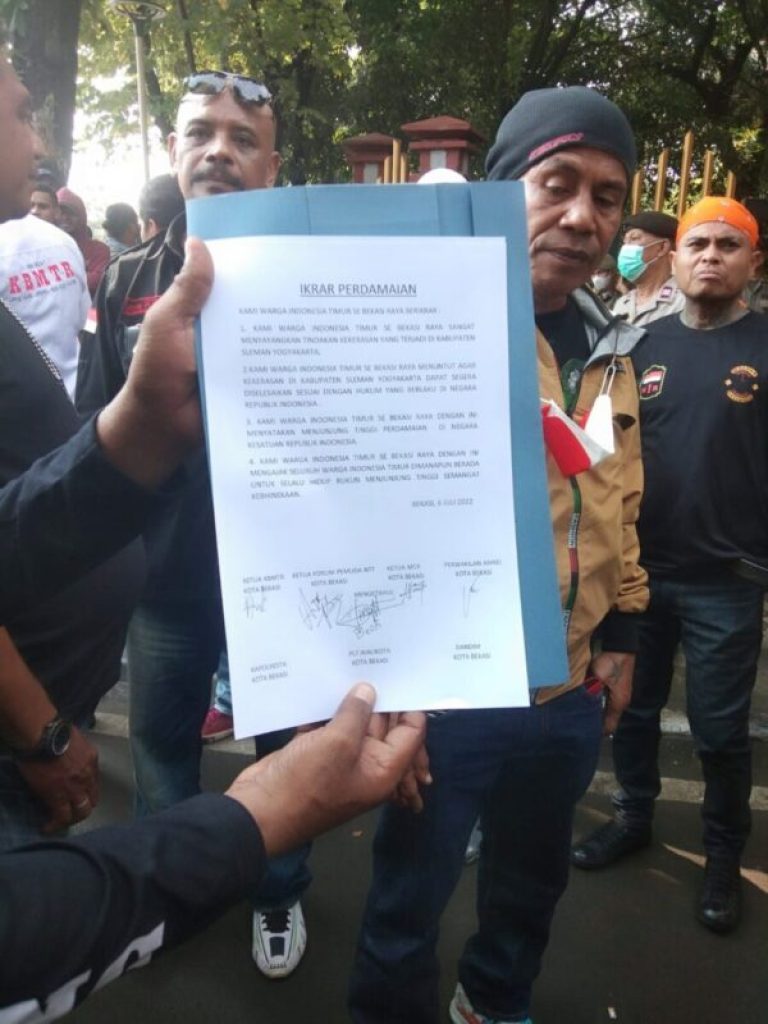 kelompok masyarakat Maluku gelar aksi damai di depan Pemkot Bekasi