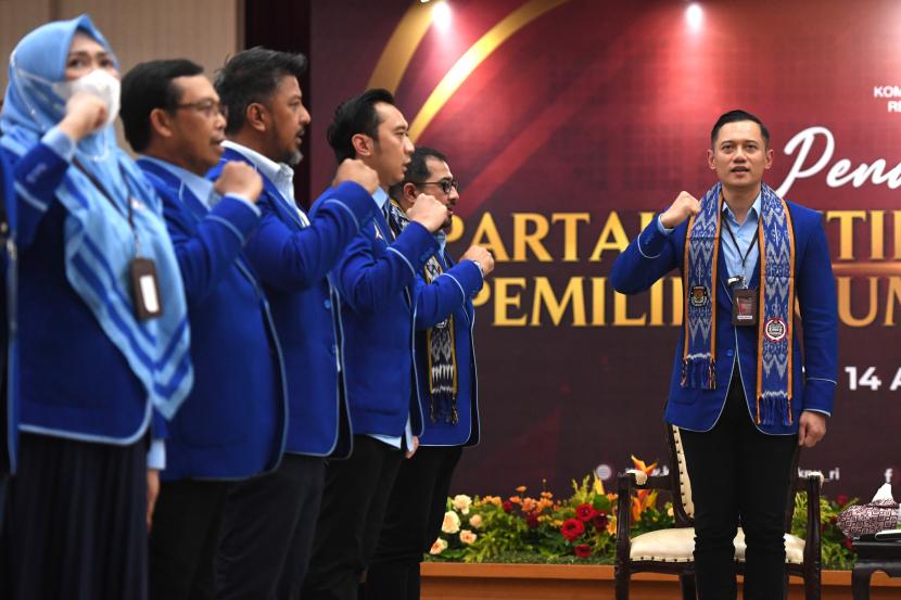 ketua umum partai demokrat agus harimurti yudhoyono kanan bersama pengurus