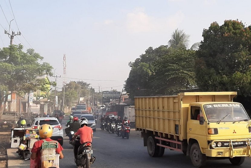 kondisi jalan cikarang cibarusah di kabupaten bekasi yang kerap macet