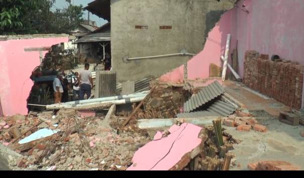 kondisi rumah yang ambles karena pergeseran tanah di Kampung Cicadas Bekasi.foto istimewa