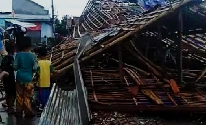 kondisi rumah yang tersapu angin puting beliung di Kecamatan Bekasi Utara