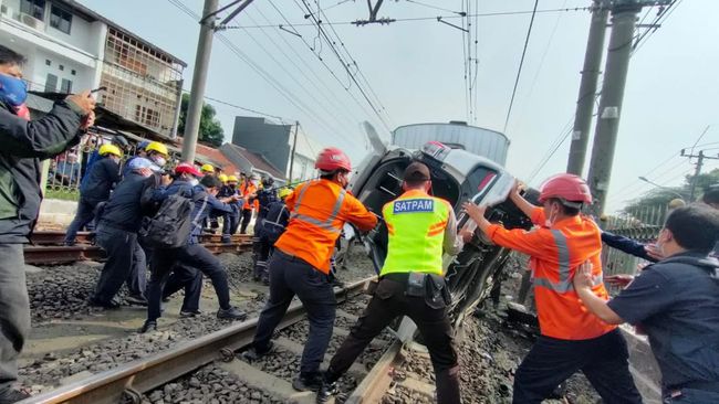 krl tabrak mobil di citayam depok 1 169