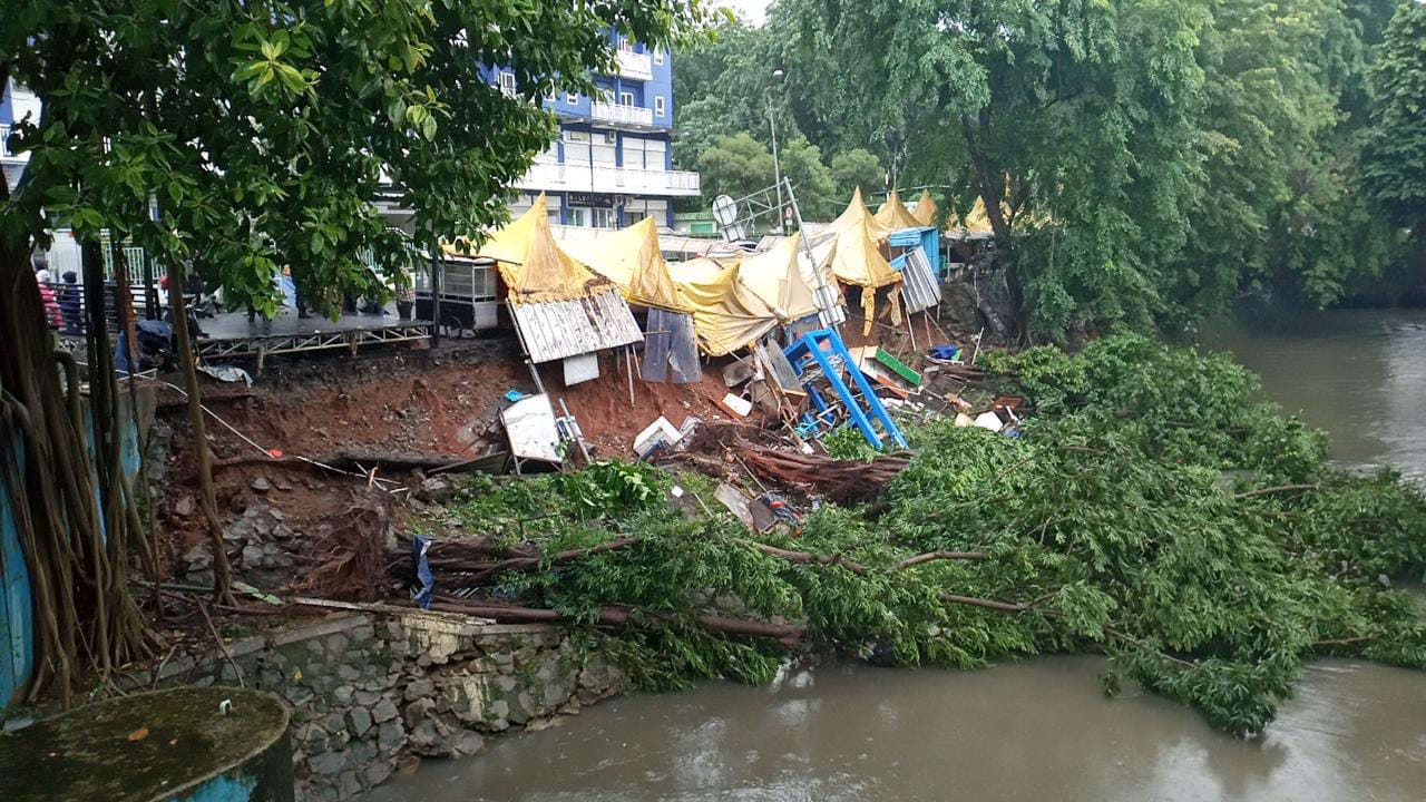 lokasi longsor mengakibatkan enam tenant di Kawasan Kuliner Bekasi roboh