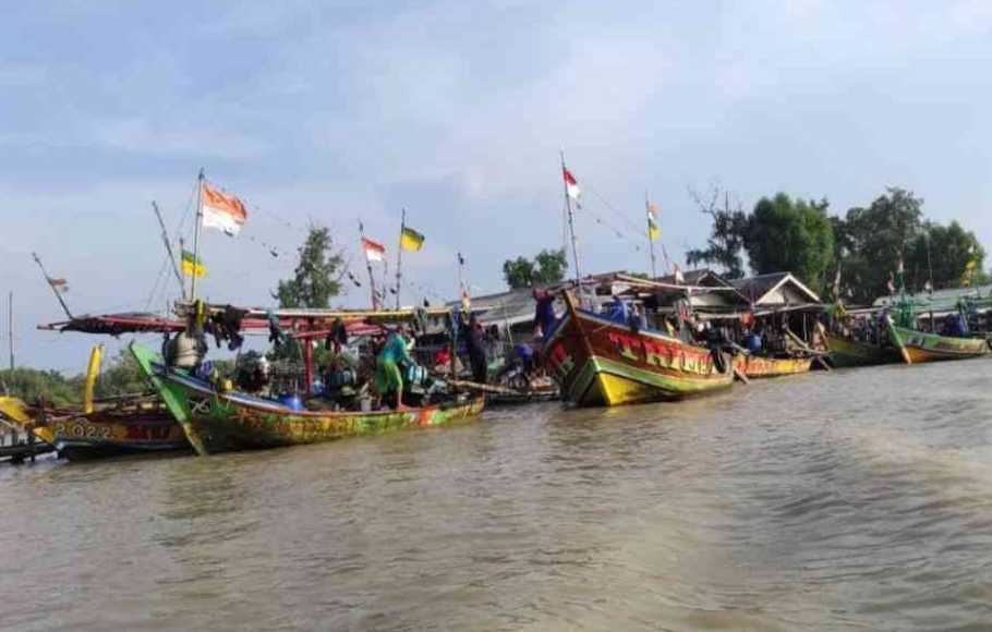 nelayan muaragembong kabupaten bekasi