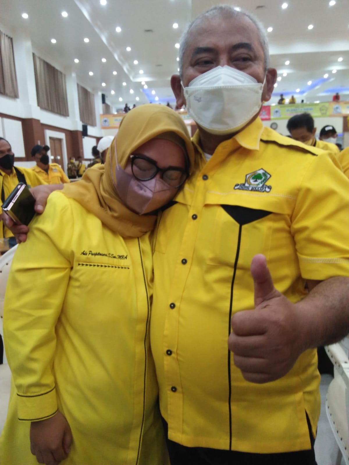 pelukan hangat Rahmat Effendi usai anaknya Ade Puspitasari Ditetapkan Pimpin Golkar Kota Bekasi