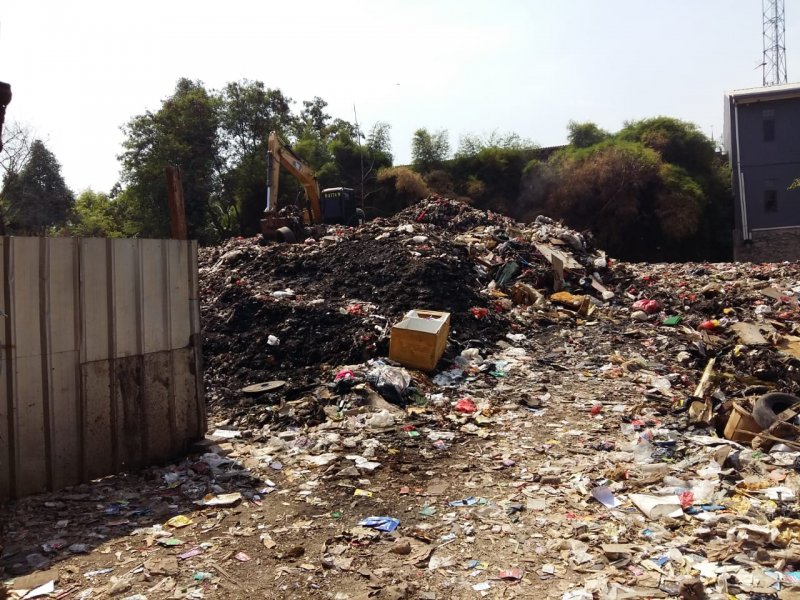 Pembuangan sampah liar di lapangan bekas milik PT. Albaraya di Kelurahan Jakasampurna