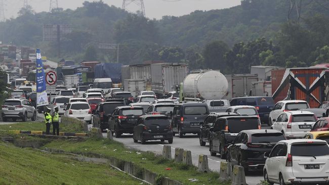 pemudik padati tol cikampek 169