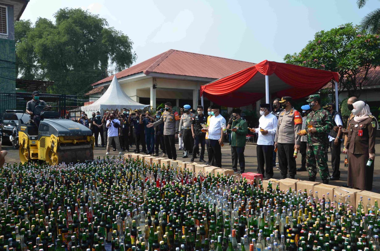 pemusnahan miras di polretro bekasi kota