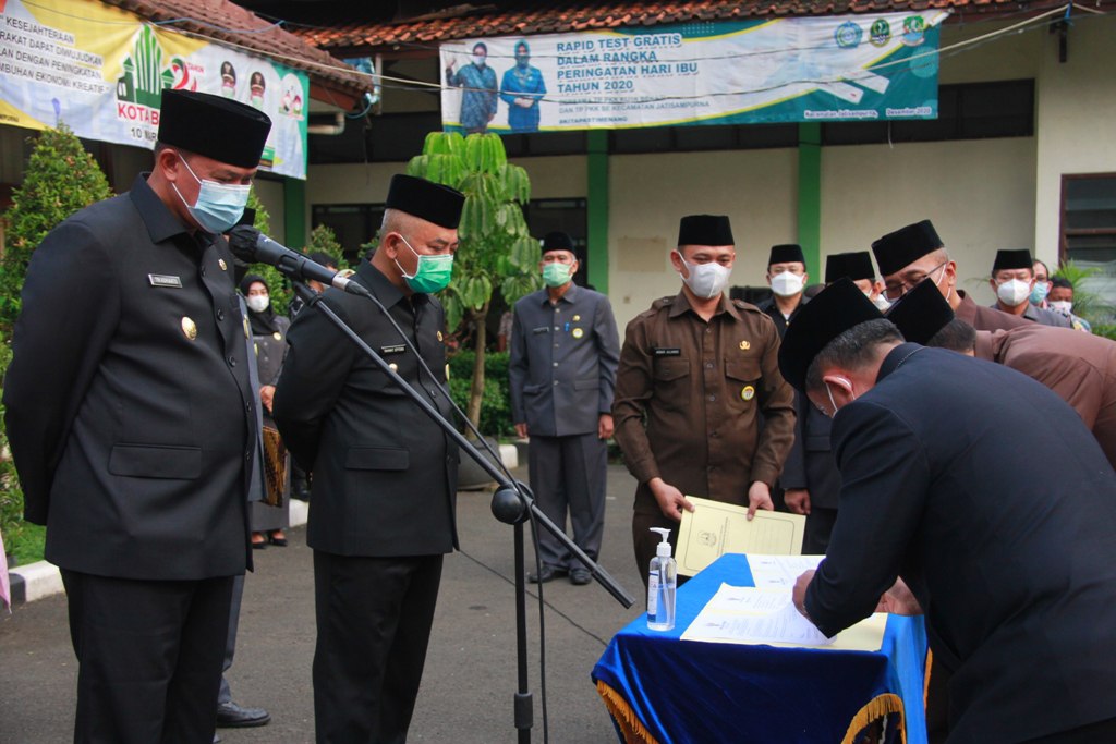 penandatanganan berita acara mutasi pejabat eselon II Pemkot Bekasi