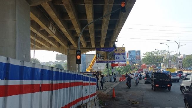 polisi menonaktifkan traffic light atau lampu lalu lintas dan menutup balik di depan cibubur cbd