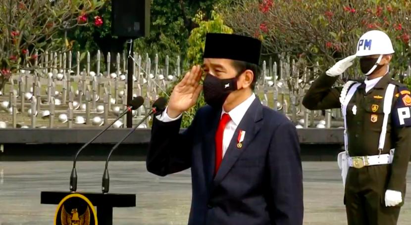 presiden joko widodo jokowi memimpin upacara di taman makam 211110104144 874