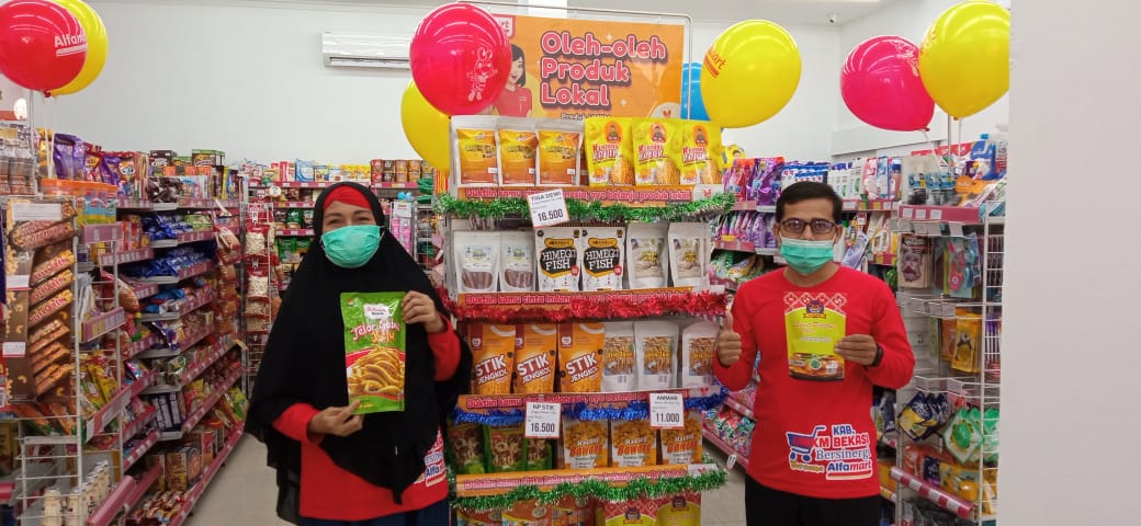 produk lokal hasil produksi UMKM Kabupaten Bekasi dipasarkan di toko Alfamart