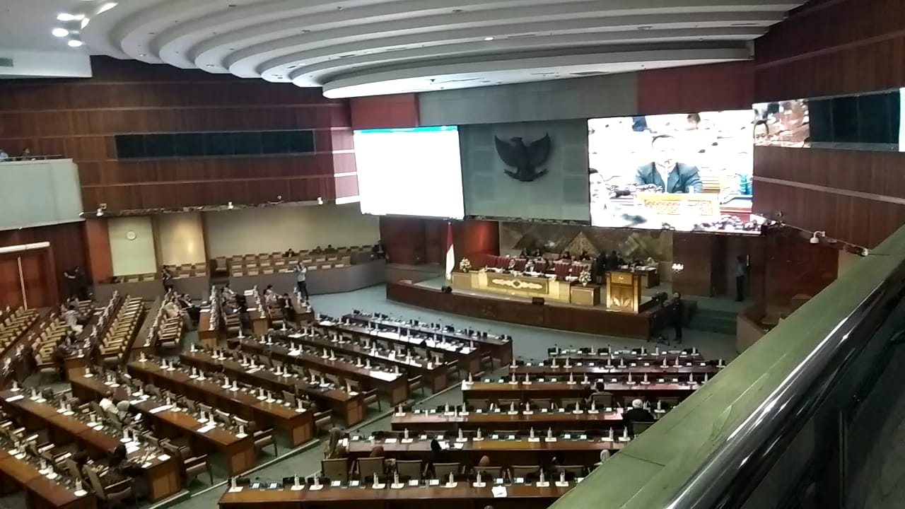 rapat pleno Komisi III DPR RI terkait amnesti bagi Baiq Nuril