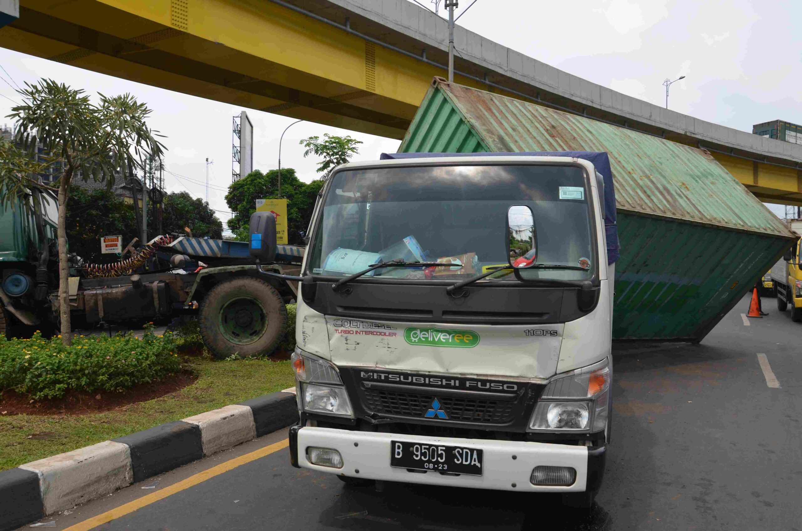 rem blong sopir truk kontainer banting stir tabrak taman fly over Narogong.foto ist