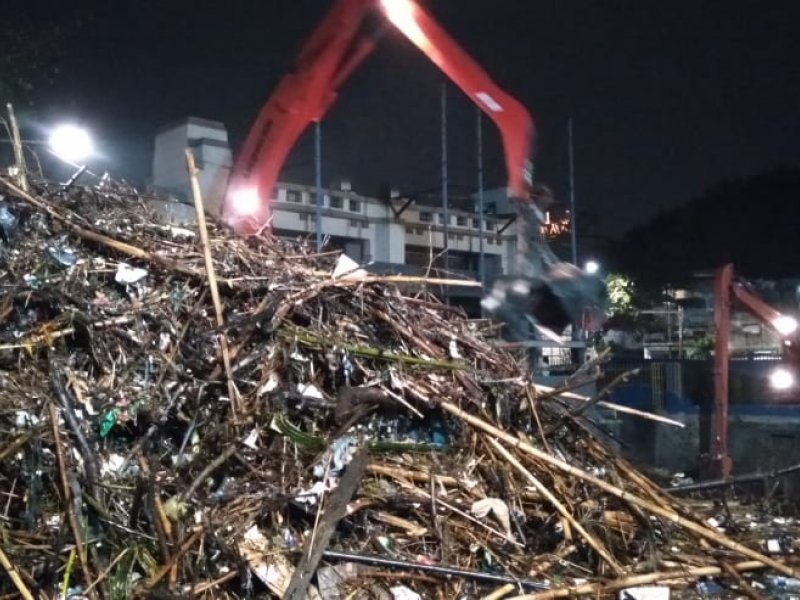 Tumpukan sampah di Pintu Air Manggarai Selasa (8/10/19) malam