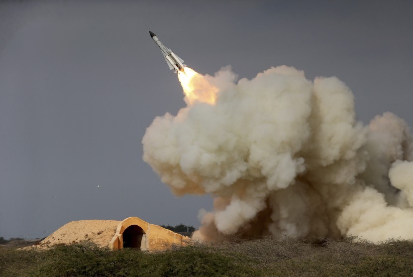 sebuah foto yang mengilustrasikan peluncuran misil militer iran