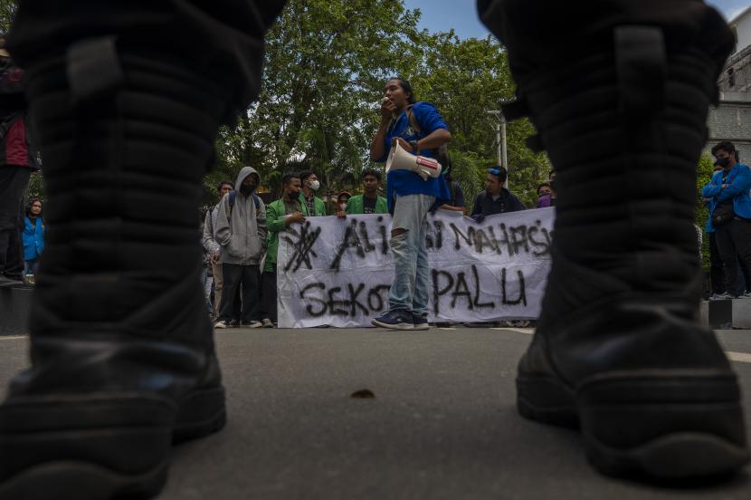 sejumlah mahasiswa yang tergabung dalam aliansi mahasiswa se kota palu 220215201410 572