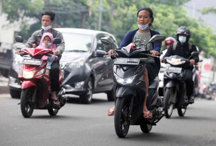 sejumlah pengendara motor memakai sandal jepit melintas di jalan 220614151142 539