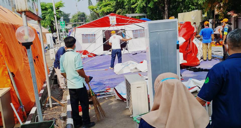 sejumlah petugas membongkar tenda darurat IGD di RSUD CAM Kota Bekasi