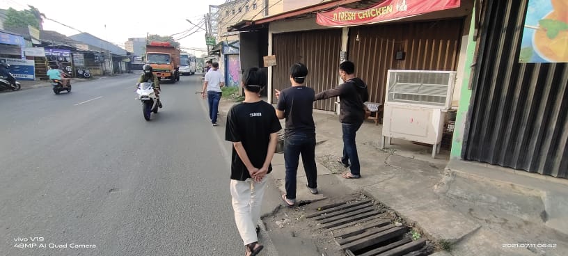 sejumlah petugas tengah mengecek TKP tawuran