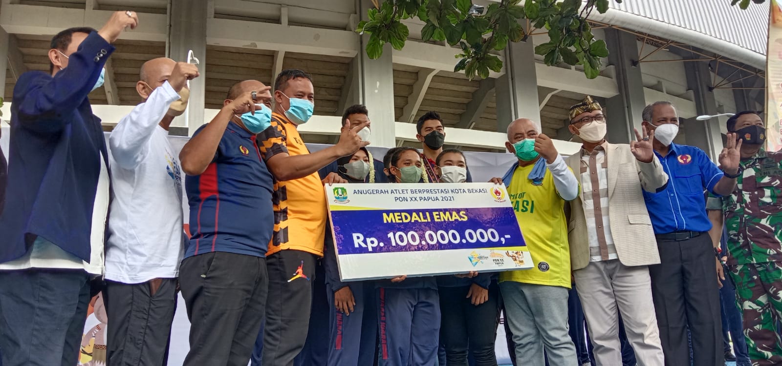 simbolis pemberian bonus kepada atlet Kota Bekasi peraih emas PON Papua XX