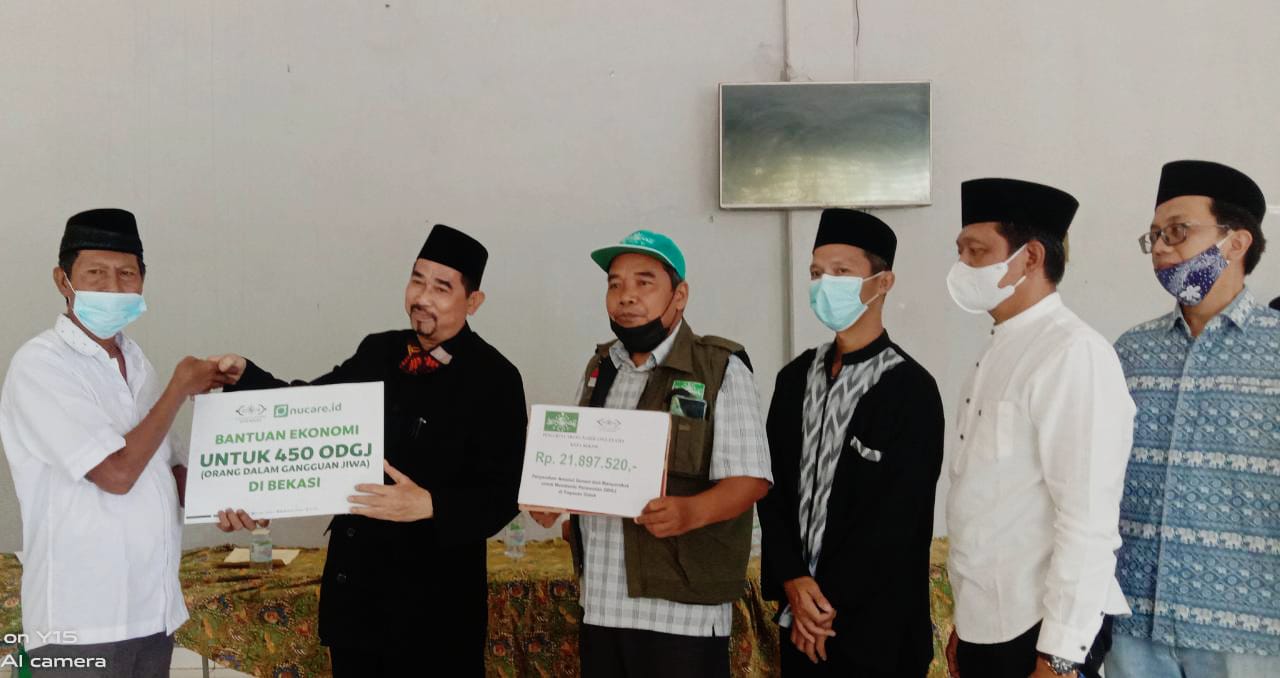 simbolis penyaluran dana infaq dilakukan Ketua PCNU Kota Bekasi Kiai Madinah ke Yayasan Galuh