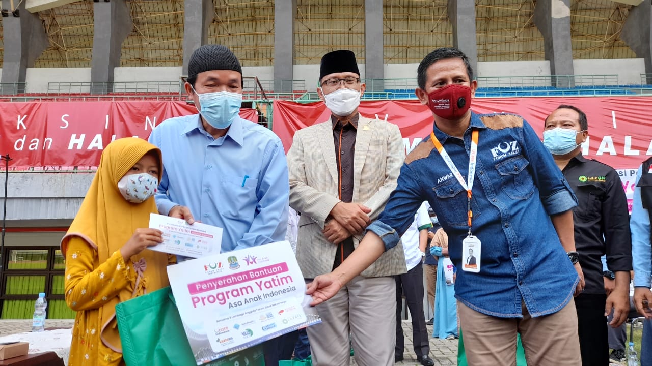 simbolis penyerahan bantuan dari FOZ Bekasi Raya