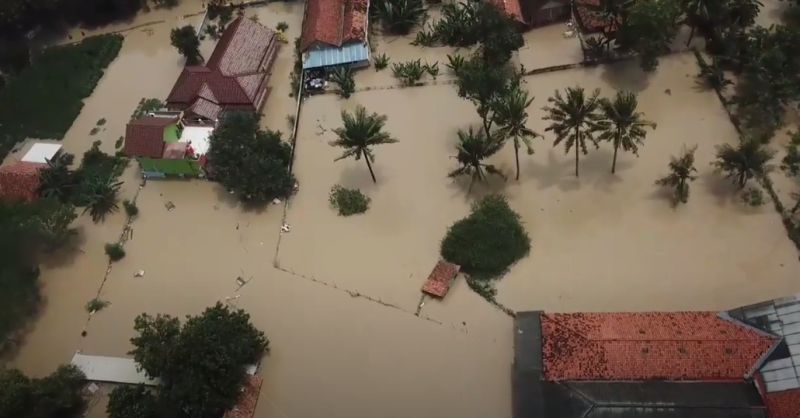 tanggul kali cakung jebol ratusan rumah kebanjiran hingga 1 2 meter mDr9x7yYEu