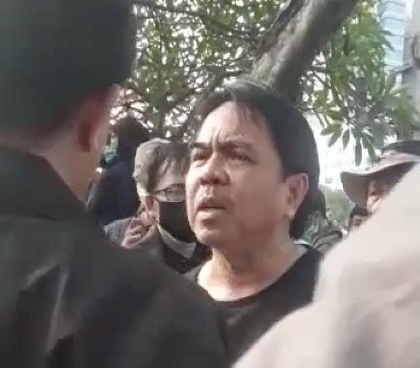 tangkapan layar video saat ade armando berada dalam aksi 220411183925 352