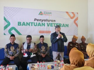 Peringati Hari Pahlawan, LAZ Al-Kahfi Peduli Berikan Bantuan kepada Veteran dan Penghafal Al-Qur'an