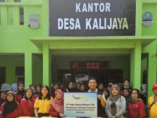 FajarPaper Dukung Kebersihan Lingkungan Cikarang Barat dengan Bantuan Tempat Sampah dan Giat Bersih Kali