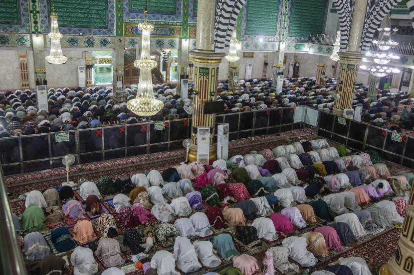 umat islam melaksanakan shalat tarawih