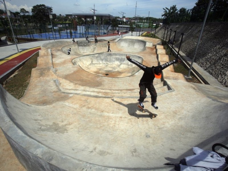 Warga berolahraga di Alun-alun Kota Depok, Jawa Barat (Foto : Antara)